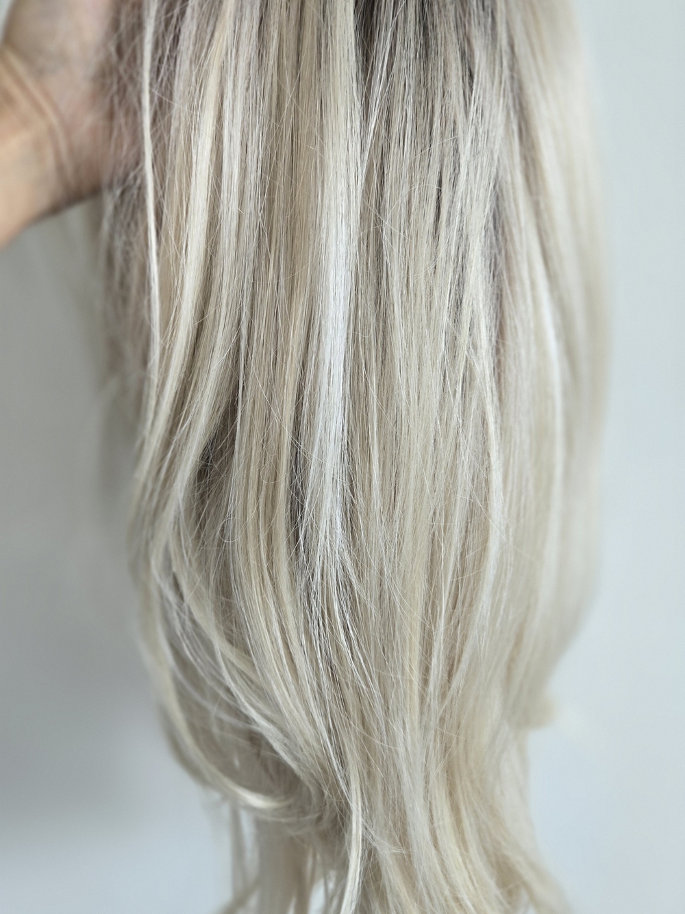 Wig in Platinum Blonde - Picture 10 of 12